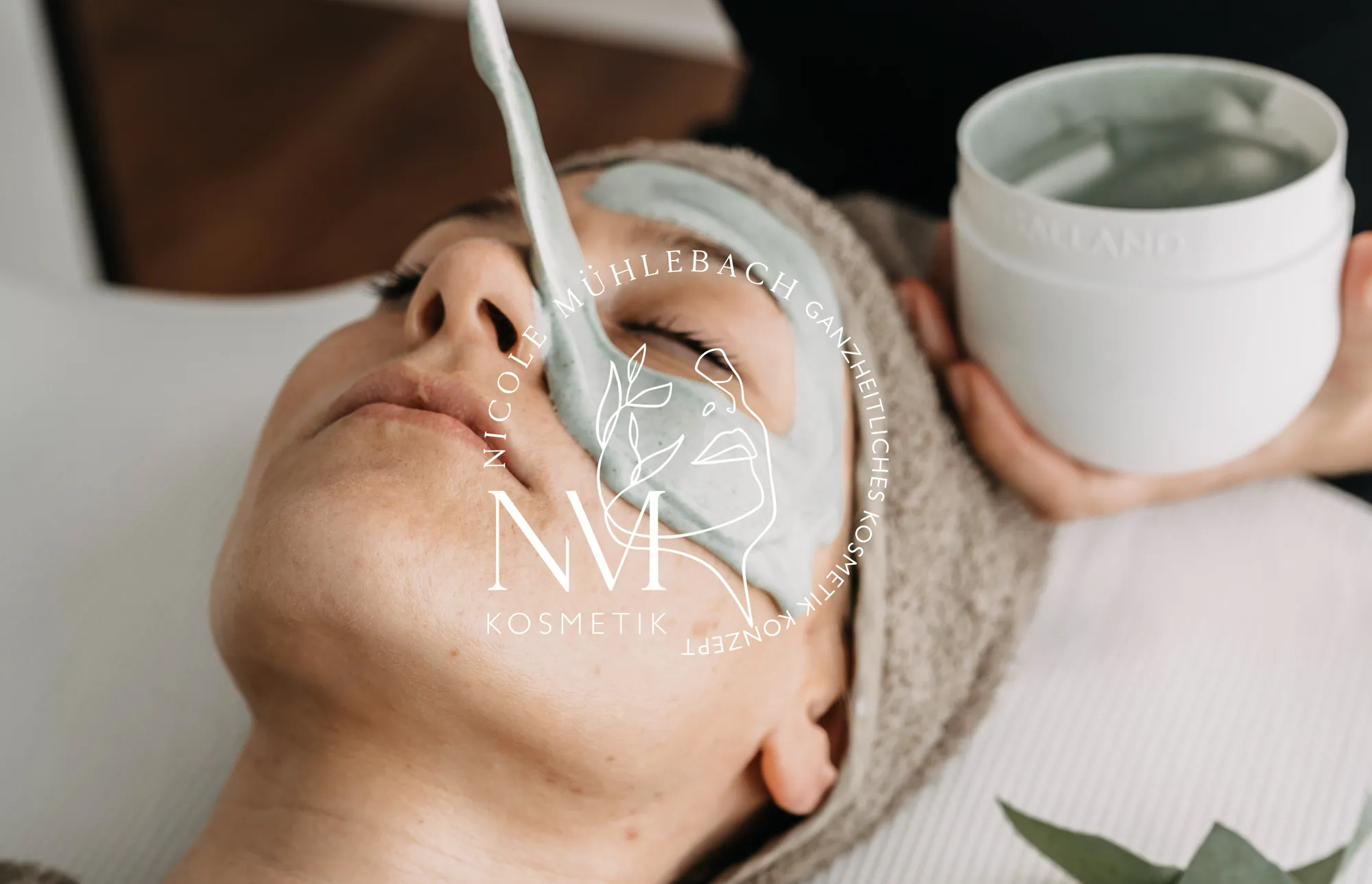 Gesichtsbehandlung mit Maske
